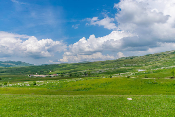 Panoramatický pohled malebné vesnice, mezi loukami na vysokých horách - Fotografie, Obrázek
