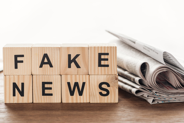 Fakockák szavakkal hamis Hírek és újságok-a fából készült asztallap - Fotó, kép
