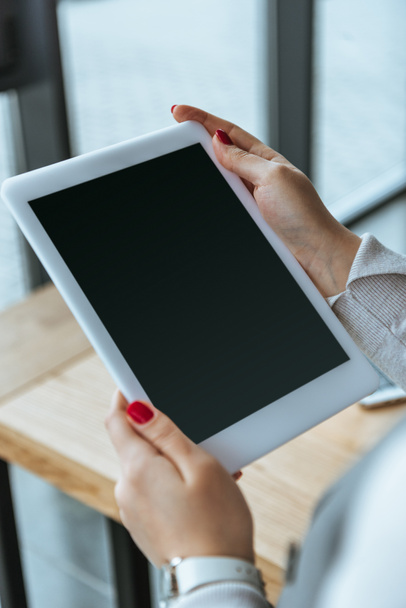 abgeschnittene Aufnahme einer Geschäftsfrau mit digitalem Tablet und leerem Bildschirm - Foto, Bild