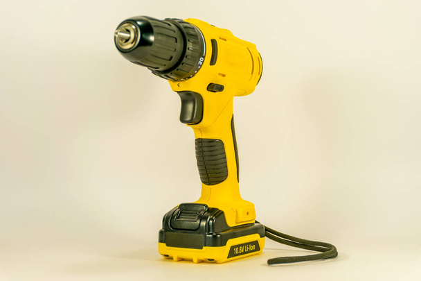 Destornillador inalámbrico de mano amarillo para trabajo profesional
 - Foto, Imagen