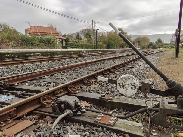 ポンテデウムの古い鉄道駅は、サービスのために無効化されているにもかかわらず、まだ立っており、誰もその中で働いていません。列車はまだそこに止まってる. - 写真・画像
