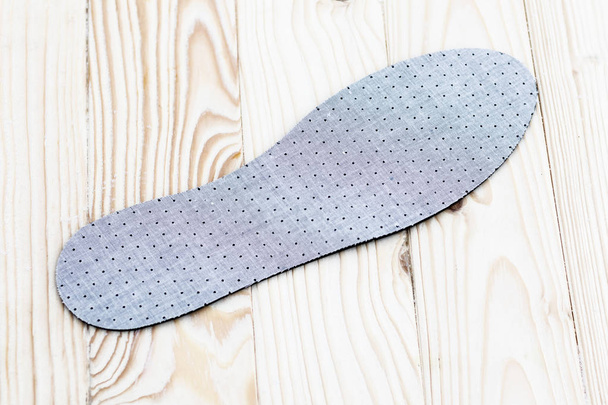 Atmungsaktive Einlegesohlen für Schuhe auf Holzgrund. haben Tonisierung - Foto, Bild