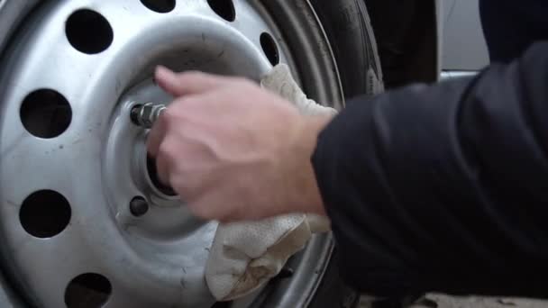 Lento mo video para reemplazar las ruedas en el coche
 - Imágenes, Vídeo