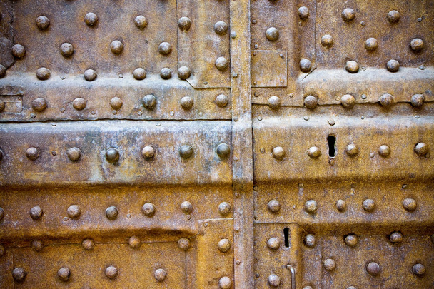 Puerta metálica cerrada antigua - Concepto de seguridad y protección - imagen tonificada
 - Foto, Imagen