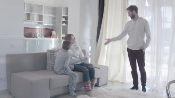 Young parents arguing and disperse to different rooms. Husband angrily looks after the departing wife and swears. Kid is scared and at a loss. Family relationships. Family problems. Slow motion. - Séquence, vidéo