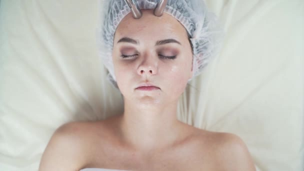 Beauty clinic. A woman gets beauty facial cosmetology procedure. - Πλάνα, βίντεο