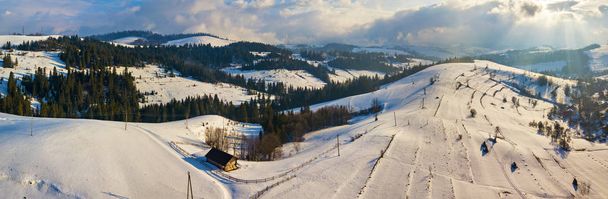 Winter berglandschap. Panorama van heuvels en dorp in de Karpaten. Luchtfoto panoramisch uitzicht. Podobovets en Pilypets dorpen - Foto, afbeelding