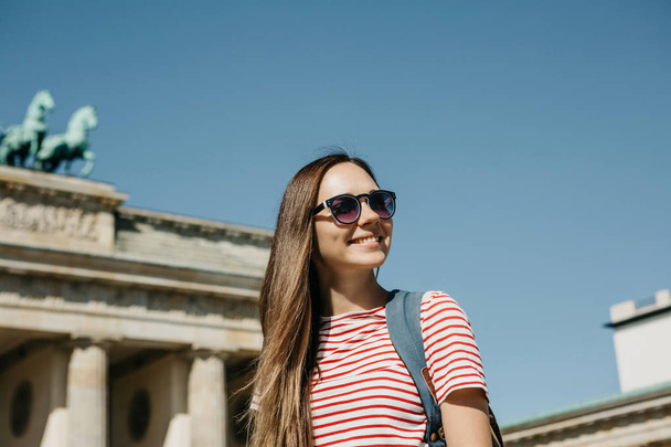 Portrait of a young beautiful positive smiling stylish tourist girl. - Fotoğraf, Görsel
