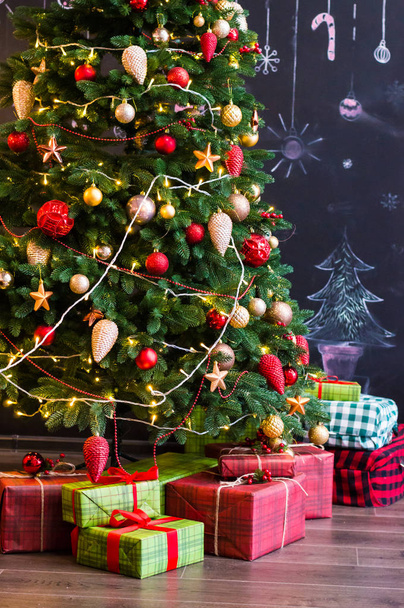 Новогодняя елка с подарками дома
 - Фото, изображение