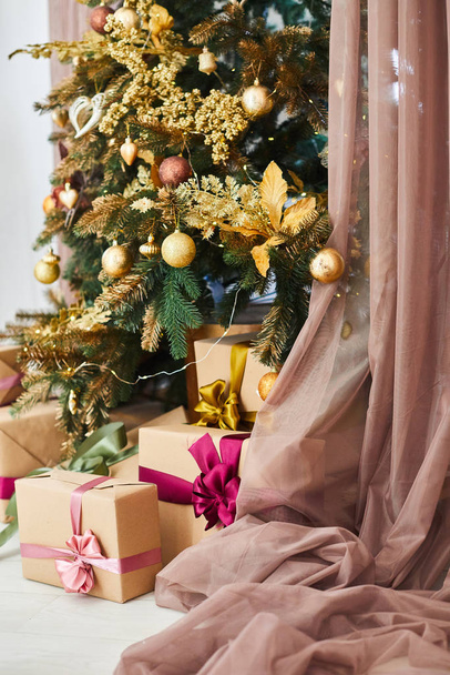Muchas cajas con regalos de Navidad bajo el árbol de Navidad
 - Foto, imagen