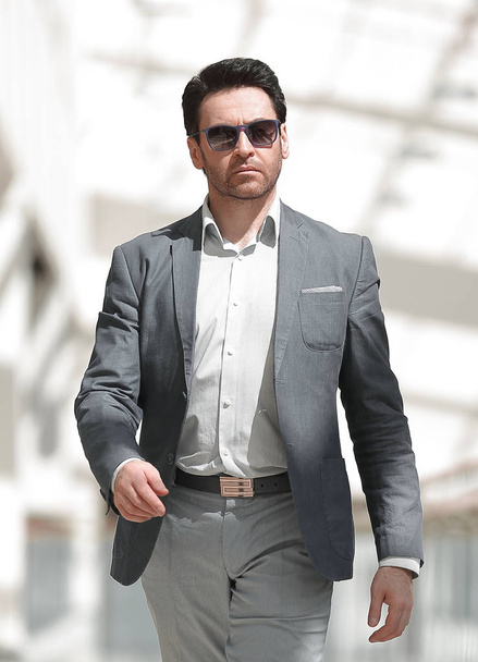 modern businessman is walking in the airport building. - Foto, Imagen