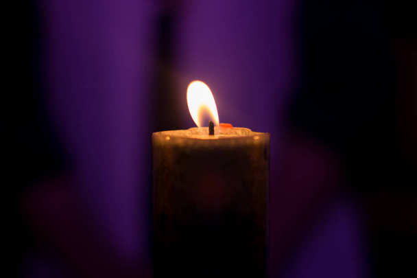 Lumière des bougies dans la célébration de Noël
 - Photo, image