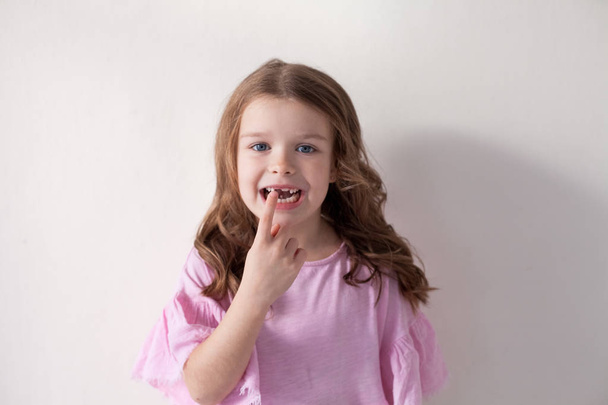 Το κοριτσάκι βουρτσίζει τα δόντια του με οδοντοστοιχία οδοντόβουρτσας - Φωτογραφία, εικόνα