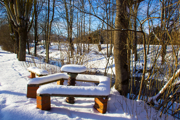 Näkymät Latvian luontoon ja pikkukaupunkiin talvella
 - Valokuva, kuva
