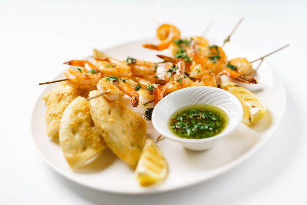 shrimp kebabs with aromatic oil, close up - Zdjęcie, obraz