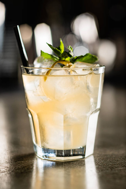 cocktail in the bar, close up - Φωτογραφία, εικόνα