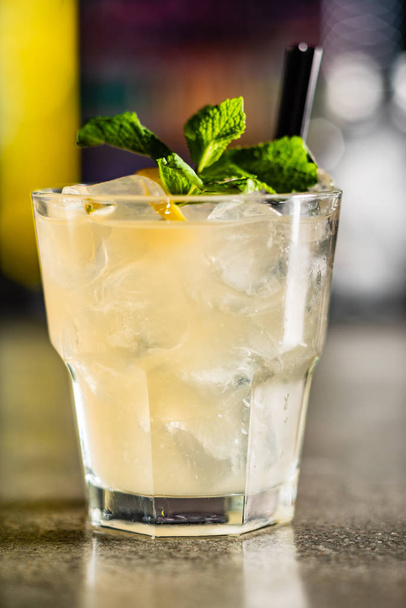 cocktail in the bar, close up - Zdjęcie, obraz
