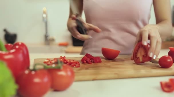 Close up. Female hands preparing salad and cutting tomatos. - Filmagem, Vídeo