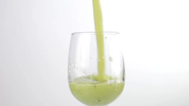 verter batido de desintoxicación verde en un vaso. concepto de alimentación saludable
 - Metraje, vídeo