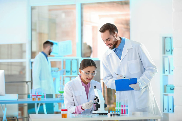 Young scientists working in laboratory. Chemical analysis - Zdjęcie, obraz