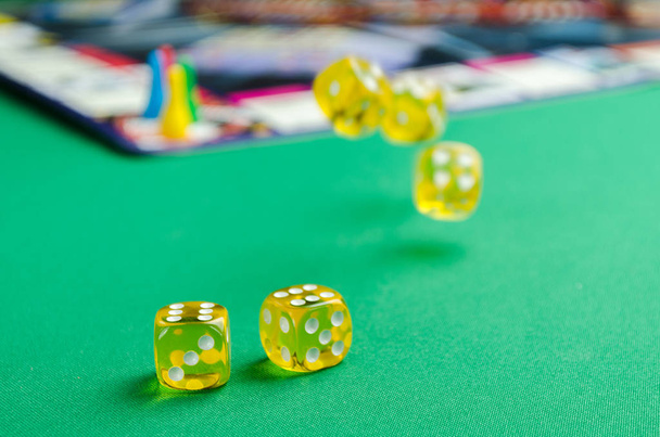 dados de juego amarillo para el juego de mesa sobre un fondo verde
 - Foto, Imagen