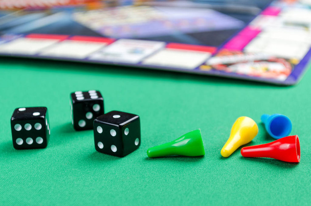 fekete szerencsejáték kaszinók, egy zöld háttér kocka - Fotó, kép
