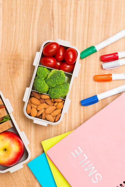 déjeuner scolaire avec sandwich, fruits frais, craquelins et jus de fruits. le tonifiant. focus sélectif
 - Photo, image