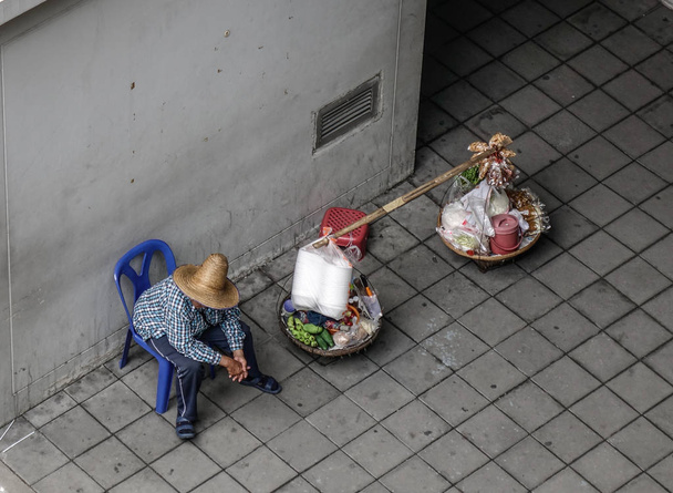 Straßenhändler, der Lebensmittel in der Innenstadt von Bangkok, Thailand verkauft. - Foto, Bild