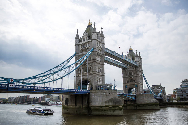 Tower Bridge em Londo, Inglaterra
 - Foto, Imagem