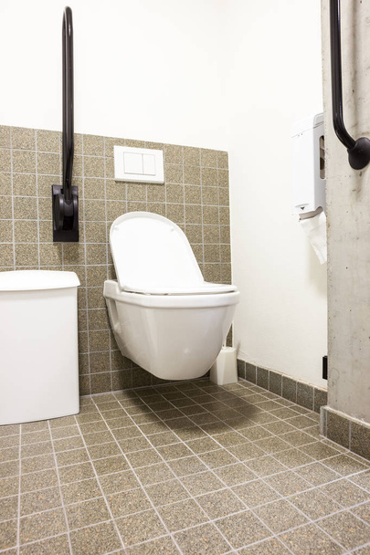 baño público con discapacidad en un gran edificio - Foto, imagen