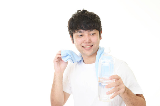 Egy férfi portréja, kezében egy üveg vízzel. - Fotó, kép