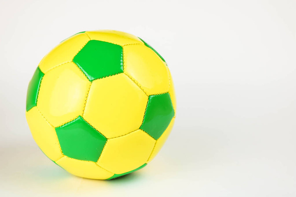 Μπάλα ποδοσφαίρου yeallow και gree. Κλασικό ποδόσφαιρο μπάλα. - Φωτογραφία, εικόνα