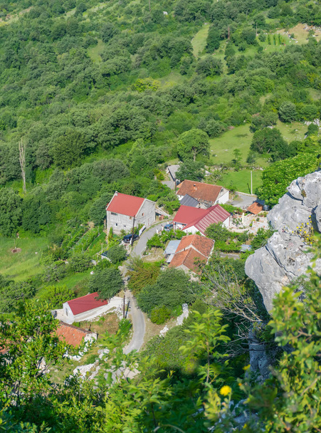 malerischer Blick vom Gipfel des Berges auf abgelegenes Dorf. - Foto, Bild