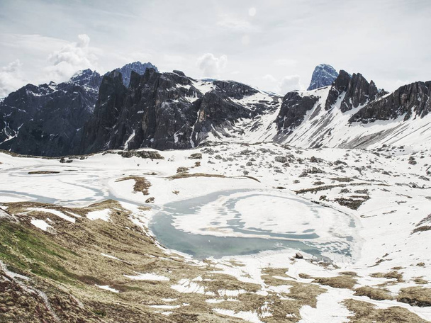 Η πρώτη άνοιξη όμορφοι ανθίζοντας Sextener Dolomiten, θέα στο βουνό ιταλικές Άλπεις - Φωτογραφία, εικόνα
