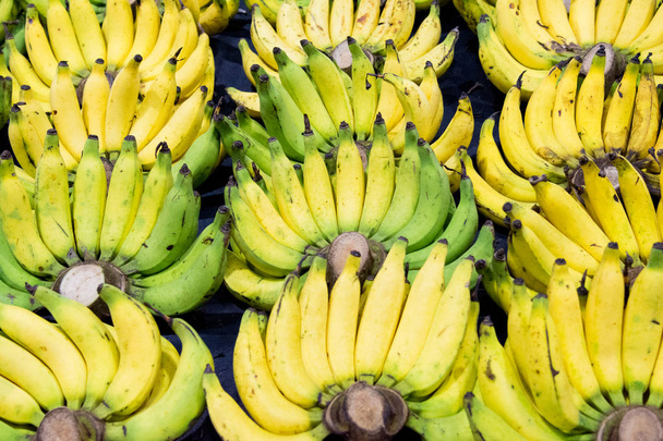 Skupina banánů na trhu - Fotografie, Obrázek