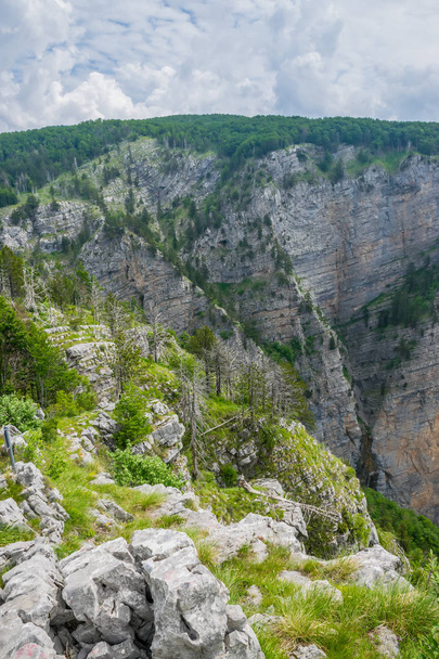 Vista panorâmica da encosta íngreme da montanha com vista pitoresca
 - Foto, Imagem