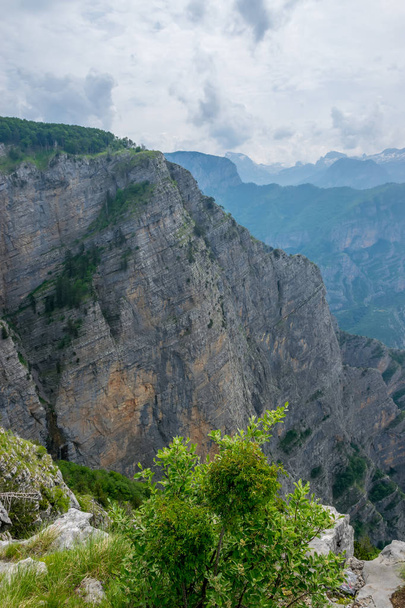 Vista panorâmica da encosta íngreme da montanha com vista pitoresca
 - Foto, Imagem