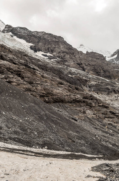 Góry Murren w Szwajcarii w pochmurny dzień - Zdjęcie, obraz