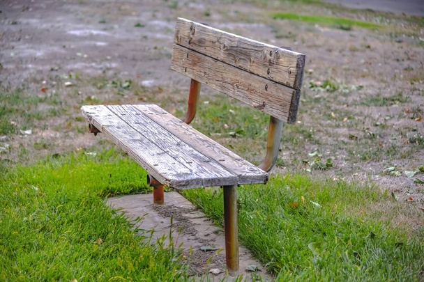 Старая деревянная скамейка на травянистой местности в Прово Юта
 - Фото, изображение