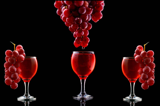 İtalyan kırmızı şarap tadımı ve şarap kültürü: bardak şarap ve üzüm siyah bir arka plan. Metin menü için alan. - Fotoğraf, Görsel