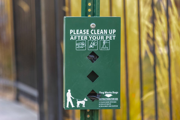 Prosím uklidit po vašeho psa tašky dávkovače v sousedství Utah Valley. Saratoga Springs má mnoho funkcí, rodiny s dětmi kolem jejich předměstí. - Fotografie, Obrázek