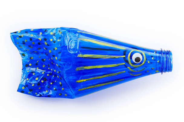 Műanyag palack újrahasznosított egy hal ábra. Újra szemét. Elszigetelt - Fotó, kép
