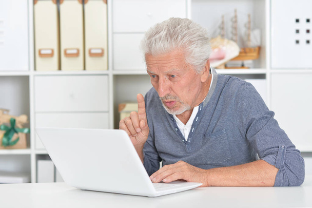  senior man using laptop at home - Foto, imagen