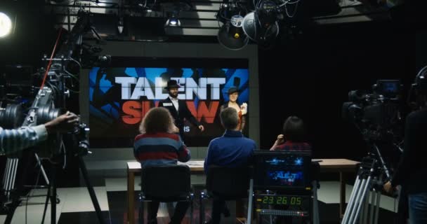 Jovens atores em show de talentos apresentando
 - Filmagem, Vídeo