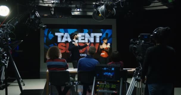 Młoda kobieta i mężczyzna, działając w talent show - Materiał filmowy, wideo