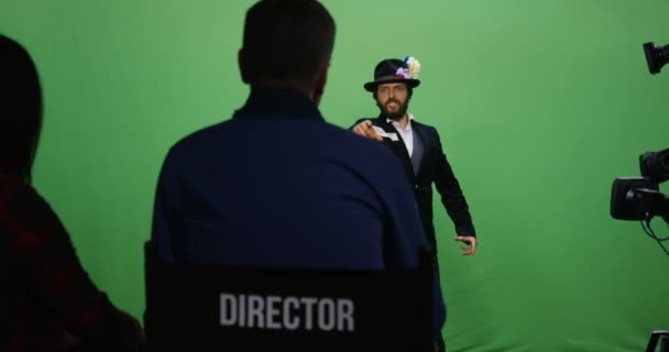 Slow-motion shot van een directeur die kijken naar een acteur die een boos teken uitvoeren - Video
