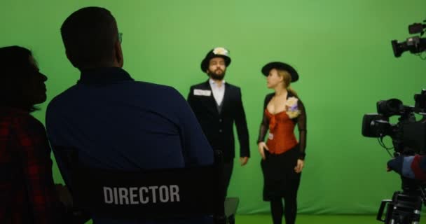 Schauspieler und Schauspielerin bei einer Szene - Filmmaterial, Video