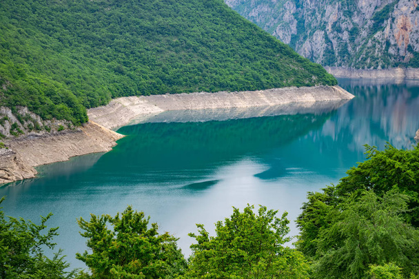Kanyon yüksek dağlar arasında turkuaz su ile dağ Gölü - Fotoğraf, Görsel