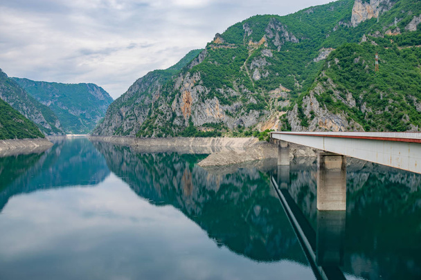 nagy fém híd szeli festői hegyi tó - Fotó, kép