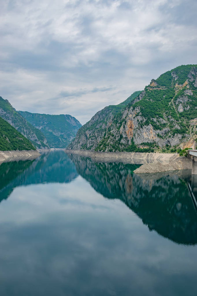 Festői kilátással a türkiz tó magas zöld hegyek között - Fotó, kép